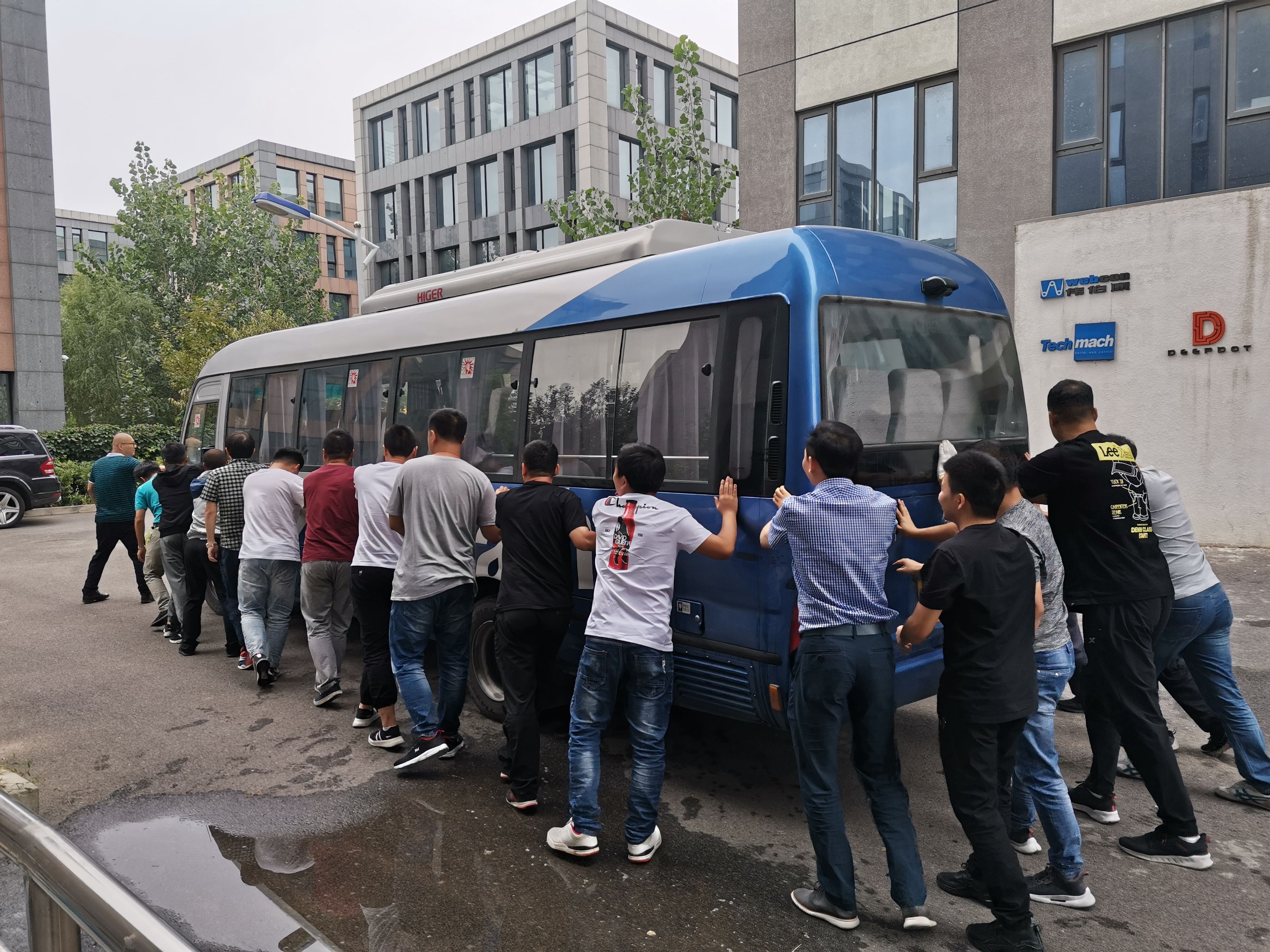【鈦·暖心】公司班車(chē)發(fā)生故障，萬(wàn)眾一心集體推車(chē)